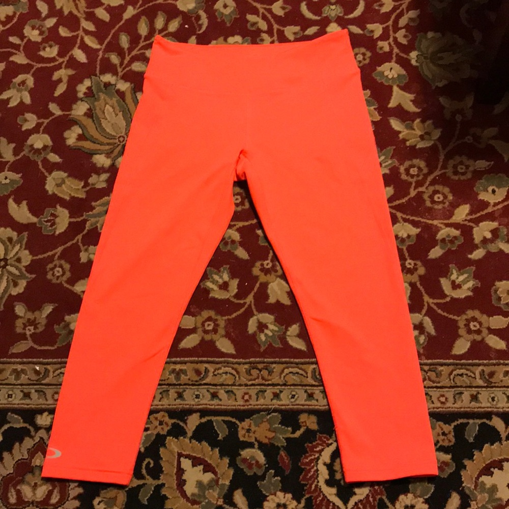 Cropped Oakley leggings.